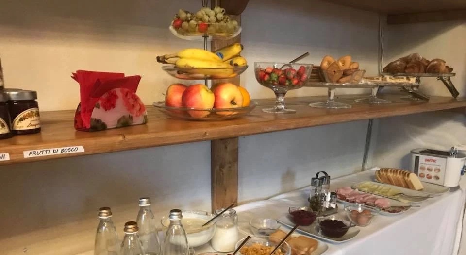 Das Frühstücksbuffet mit Obst, Kuchen und Konfitüren
