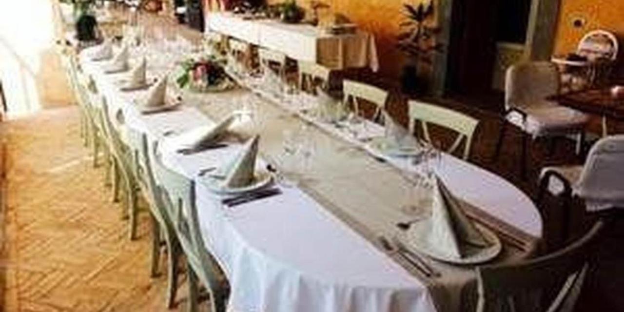 Saal und Tische des Restaurants von Corte Breda